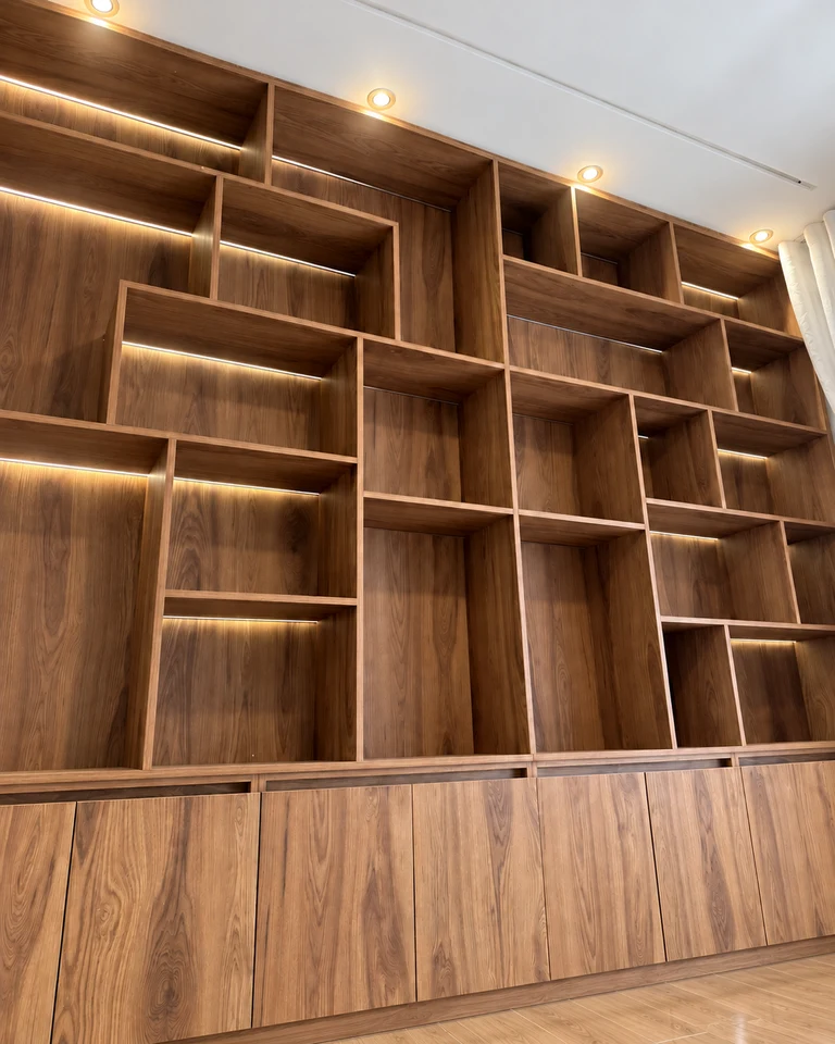 Bibliothèque éclairée — vue en perspective — menuiserie sur mesure à Fès