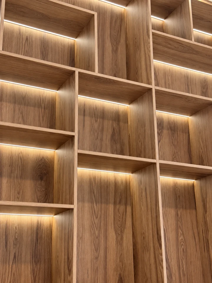 Bibliothèque éclairée — détail des niches — menuiserie sur mesure à Fès