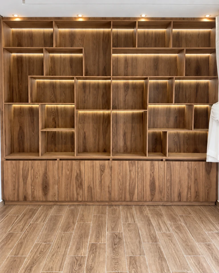 Bibliothèque éclairée — vue de face — menuiserie sur mesure à Fès