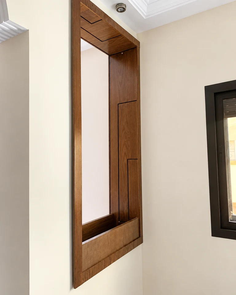 Encadrement intérieur — détail — menuiserie sur mesure à Fès