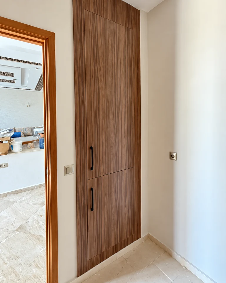 Rangement vertical — façades fermées — menuiserie sur mesure à Fès