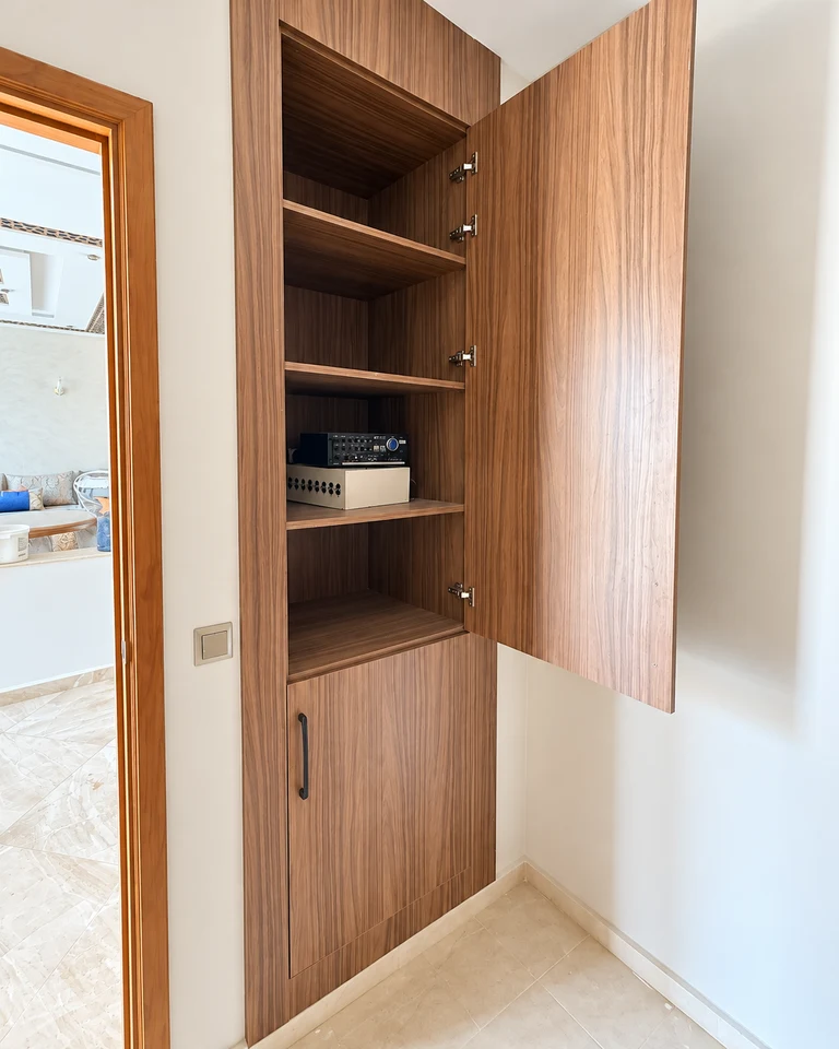 Rangement vertical — portes ouvertes — menuiserie sur mesure à Fès