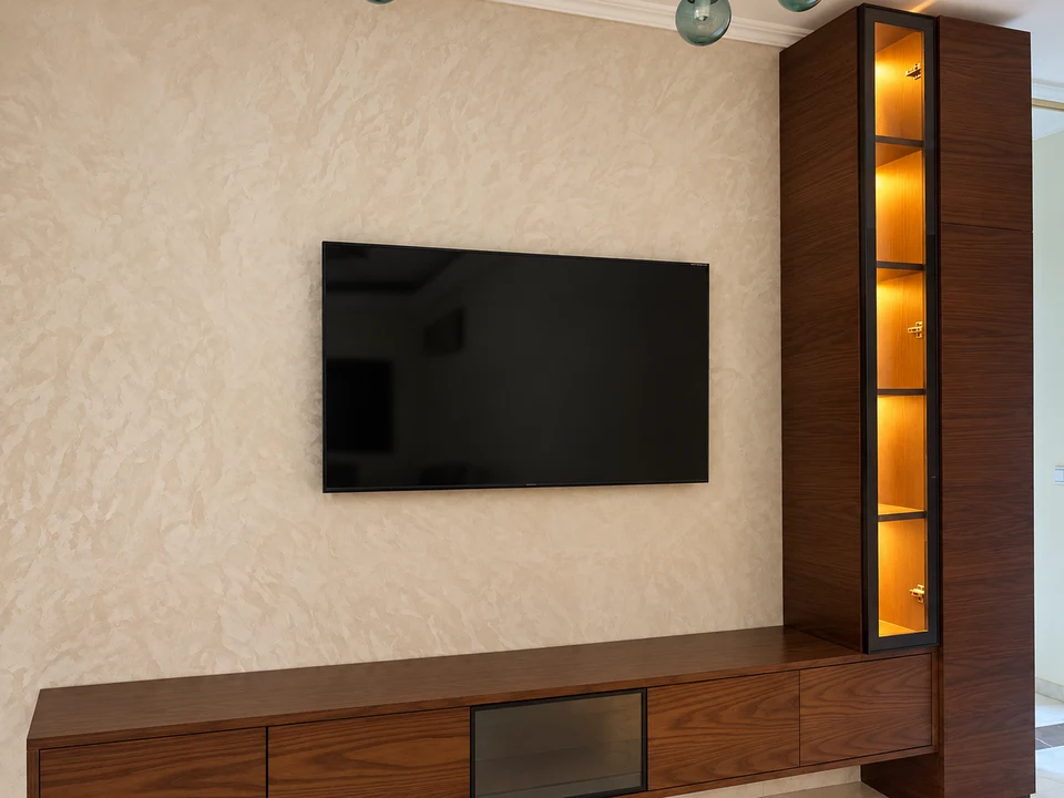 Meuble TV — colonne éclairée — menuiserie sur mesure à Fès