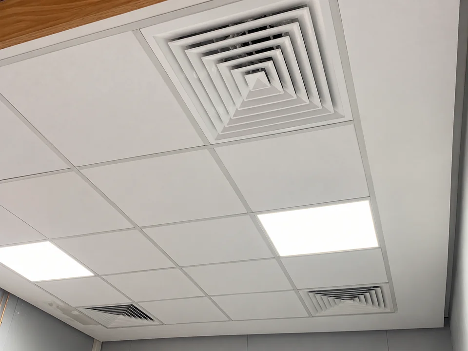 Plafond Armstrong — trame et éclairage — service de radiologie du CHU Hassan II de Fès
