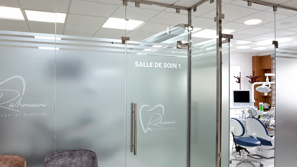 Cloisons vitrées et accès aux soins — Centre dentaire Dr Malik Rahmouni à Fès