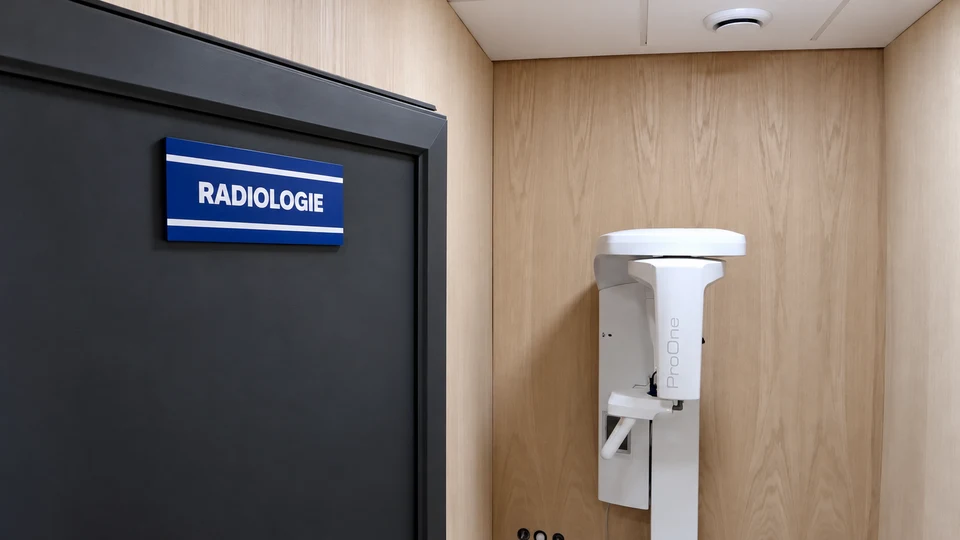 Espace de radiologie — porte et revêtement mural — Centre dentaire Dr Malik Rahmouni à Fès