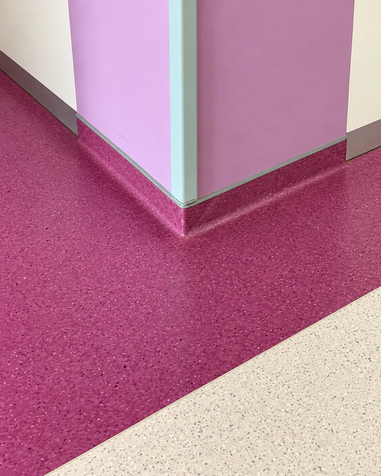 Remontée en plinthe du sol souple PVC et raccord au pied d’un angle de mur