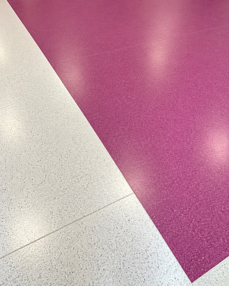 Composition de sol souple PVC violet et ivoire — détail des surfaces